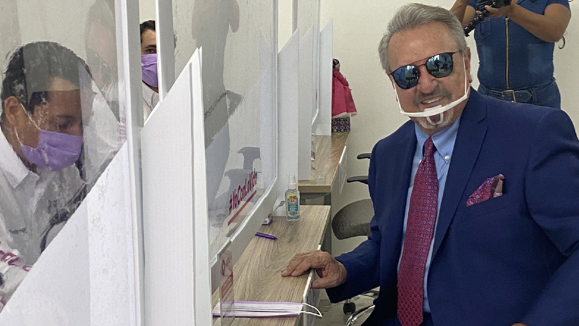 Artistas y deportistas dan salto a la política para elecciones 2021 - carlos-villagran-kiko-se-registra-como-candidato-a-la-gubernatura-y-a-la-alcaldia-de-queretaro