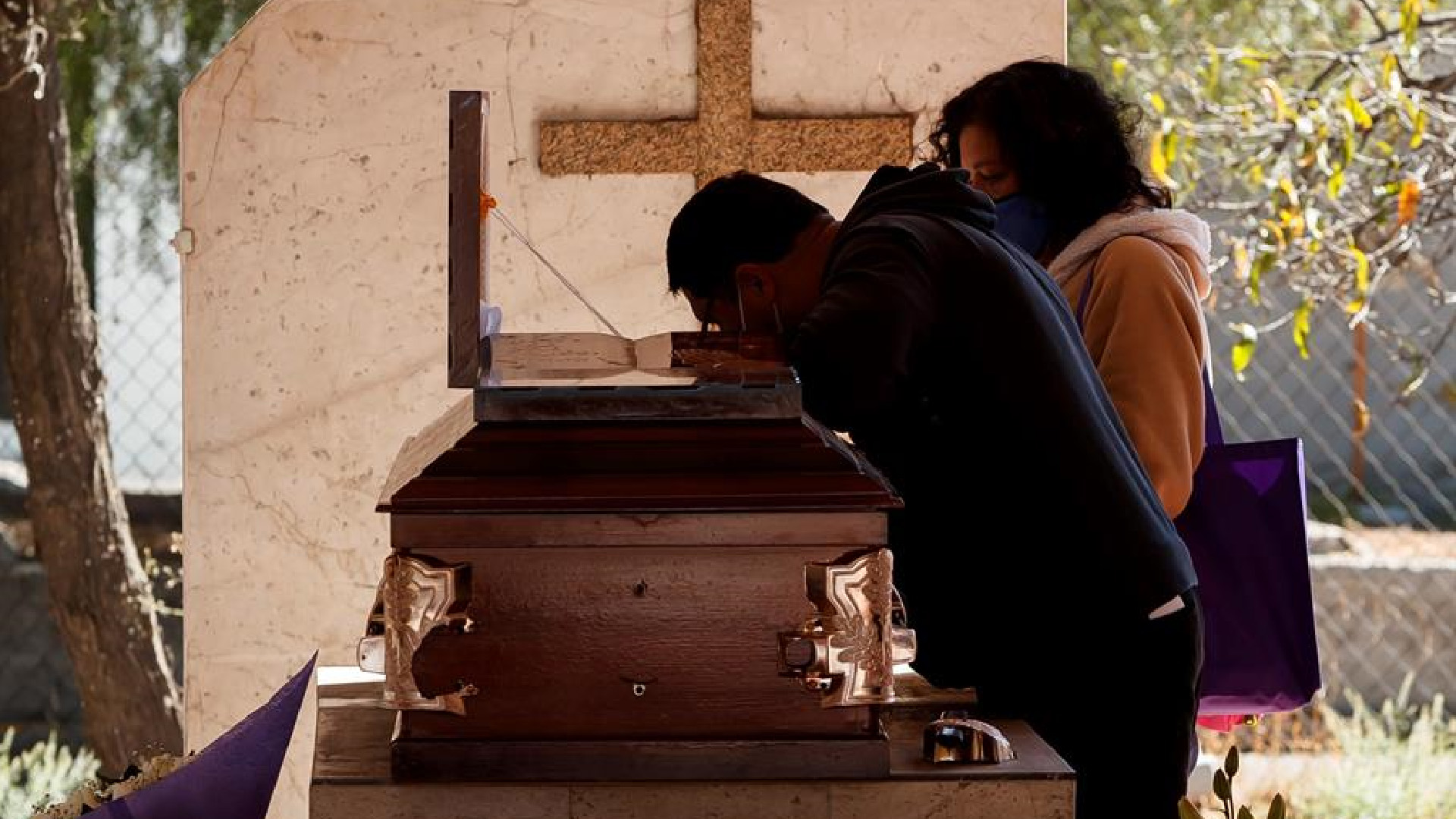 Cementerios de la Ciudad de México, saturados por aumento de muertes por COVID-19