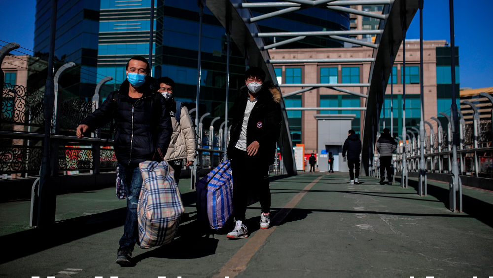 Millones de chinos viajan ante otro Año Nuevo marcado por el temor al COVID-19
