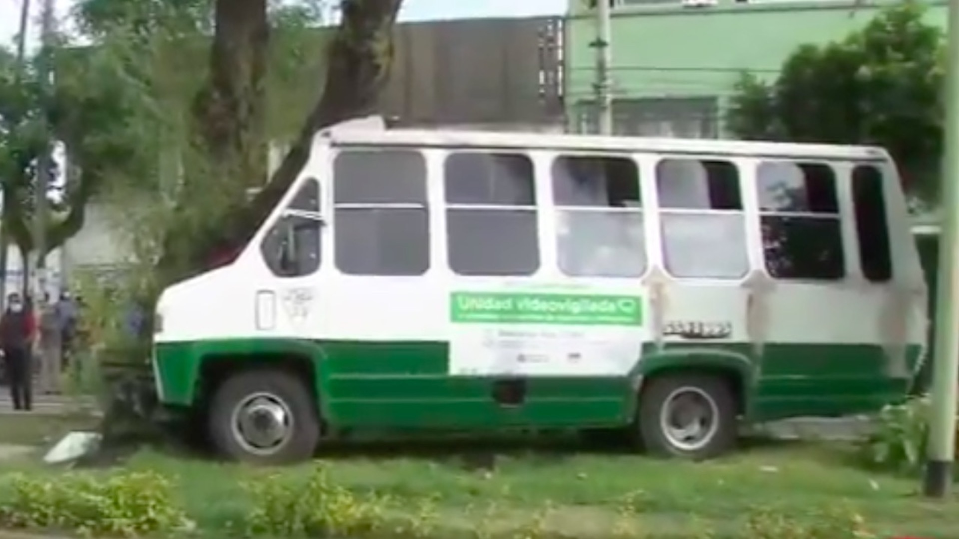 #Video Microbús pierde el control y choca contra árbol en la Venustiano Carranza; hay cinco heridos