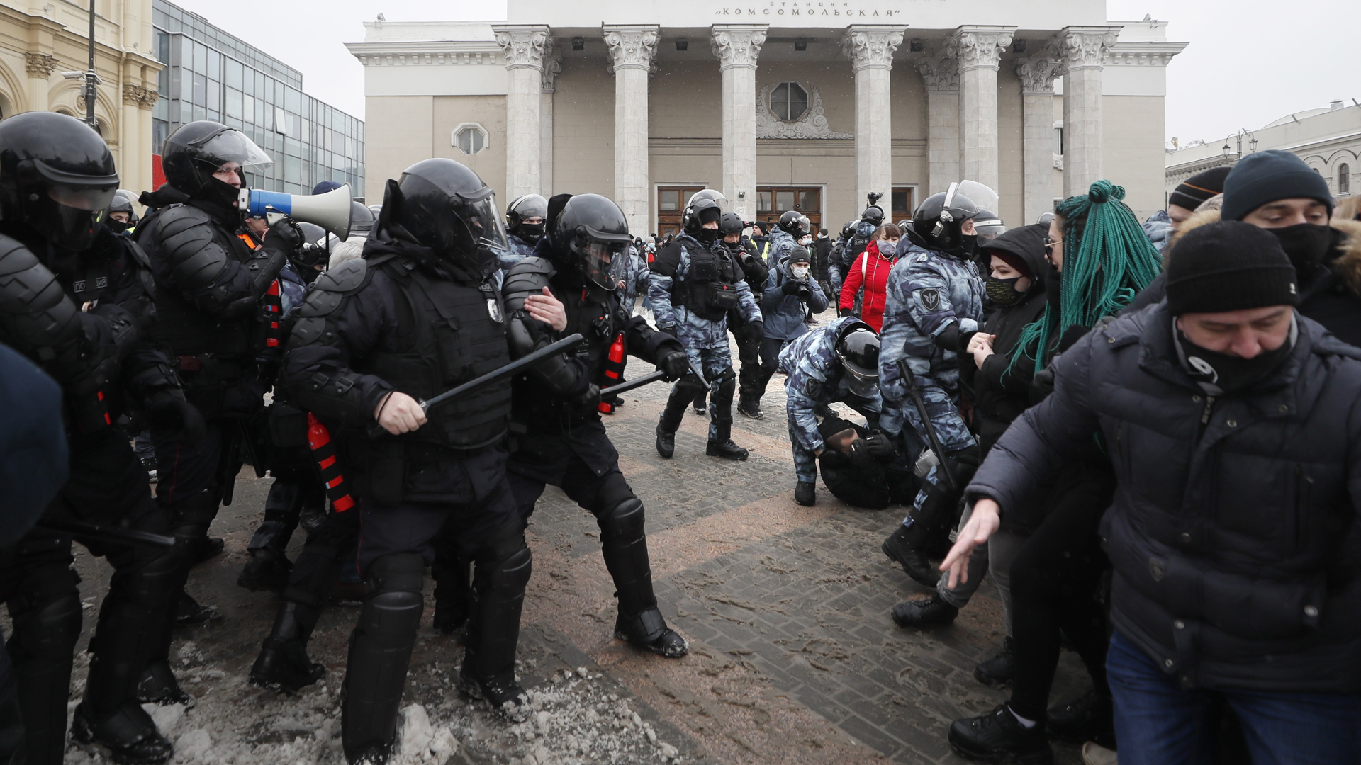 Suman mil 500 detenidos en protestas en Rusia a favor de Navalni - choque-entre-policias-y-manifestantes-a-favor-de-navalni-en-rusia
