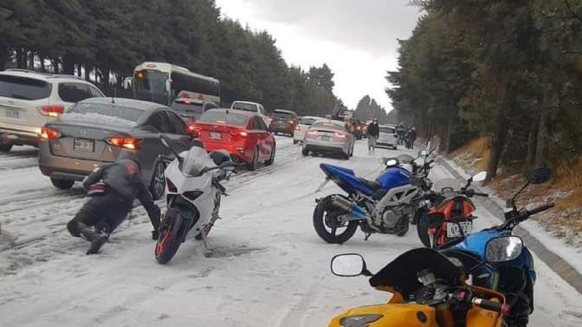 Choques vehiculares y derrapones de motociclistas por intensa granizada en la México-Cuernavaca