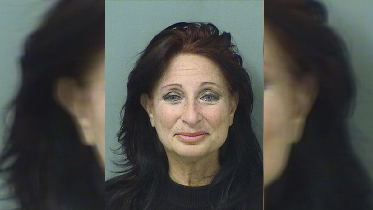 Detienen en Florida a mujer que se negó a salir de cafetería tras petición de usar cubrebocas Detienen en Florida a mujer que se negó a salir de cafetería tras petición de usar cubrebocas