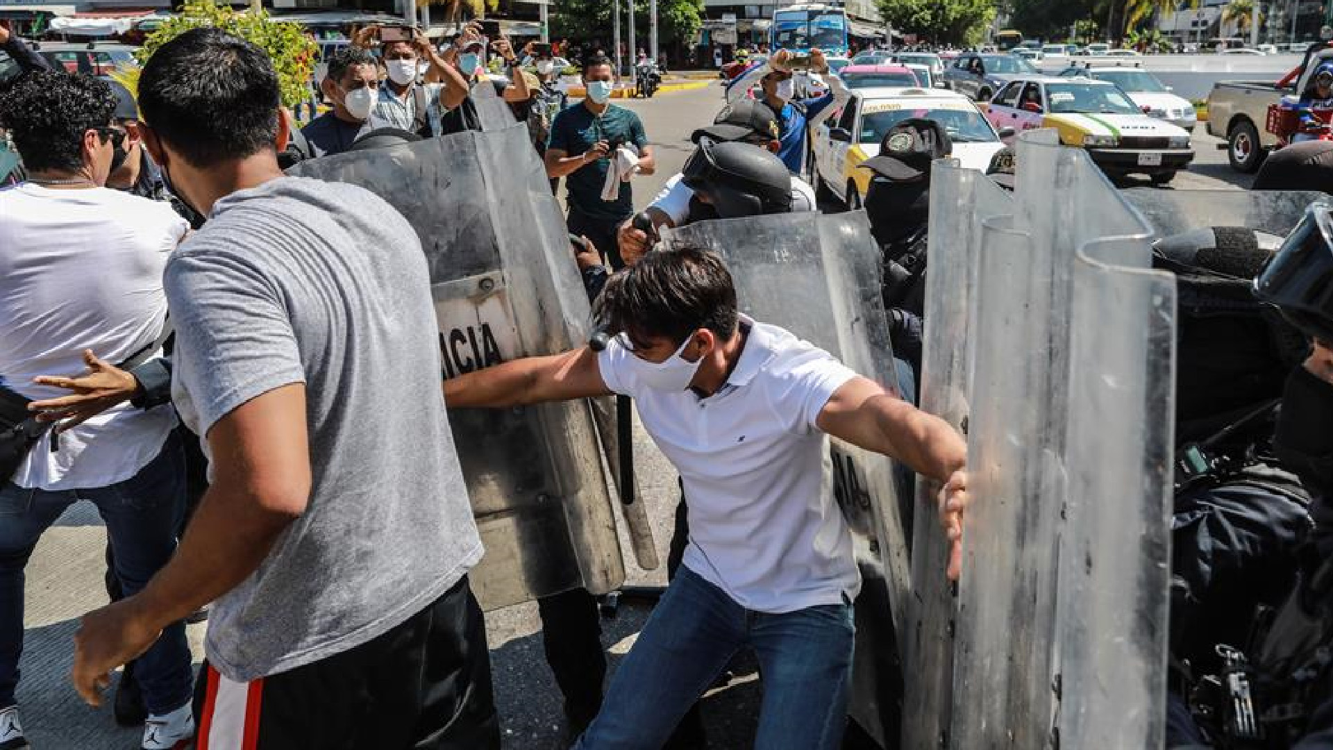 Clausuran y desalojan a 400 personas centro nocturno en Acapulco, Guerrero