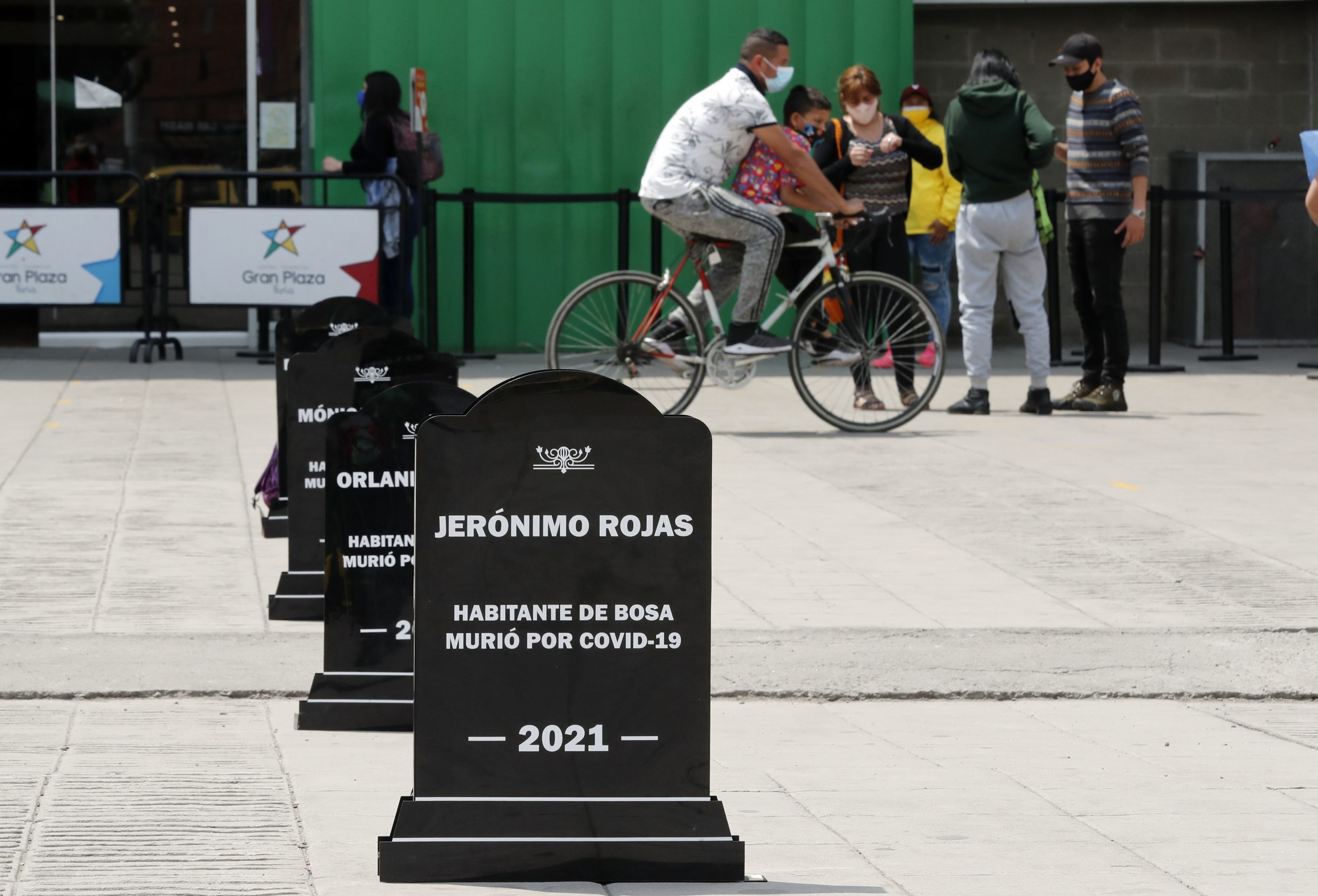 Colocan lápidas con el nombre de personas que han muerto por COVID-19 en Colombia - colombia-lapidas-con-nombres2-scaled