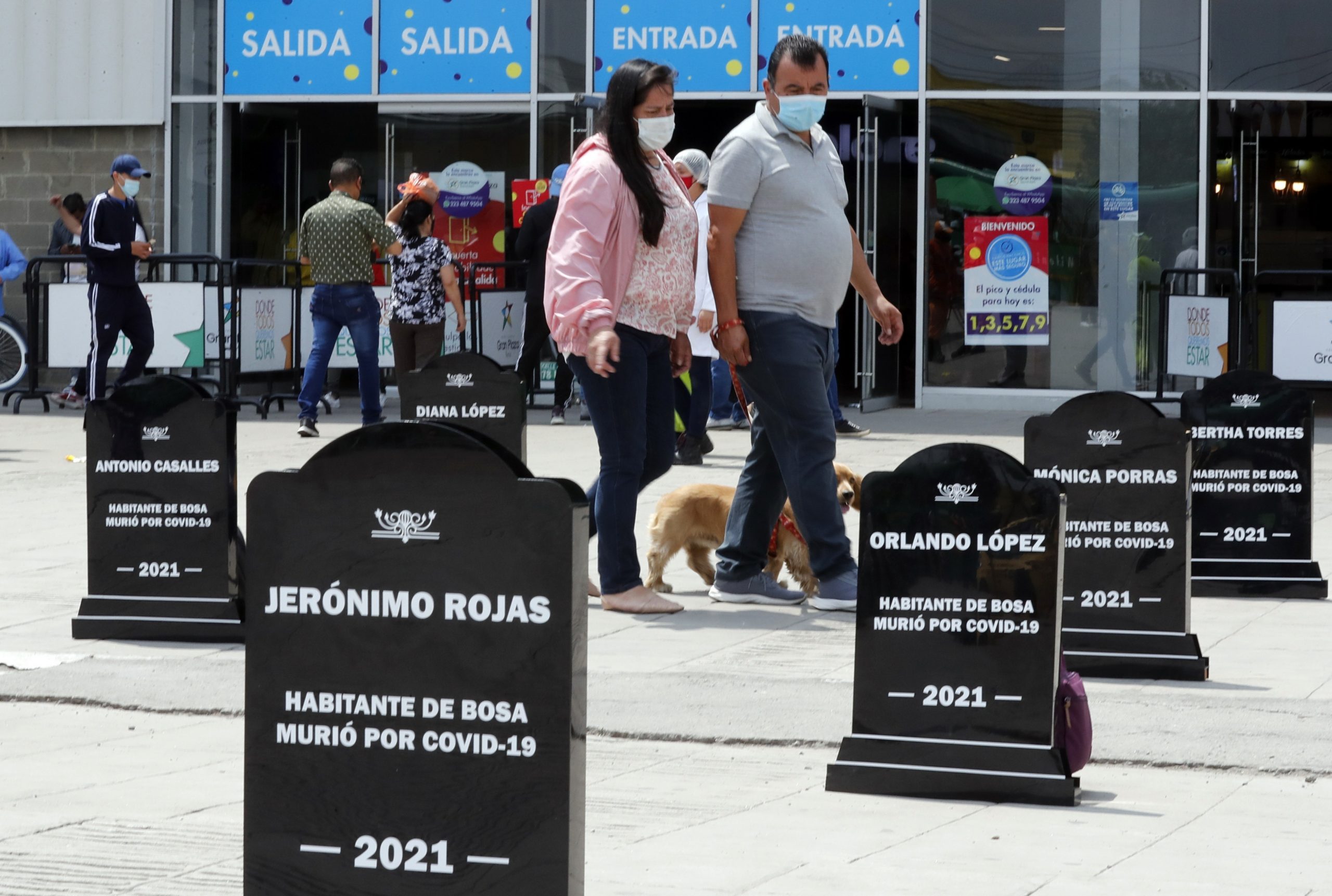 Colocan lápidas con el nombre de personas que han muerto por COVID-19 en Colombia - colombia-lapidas-con-nombres3-scaled