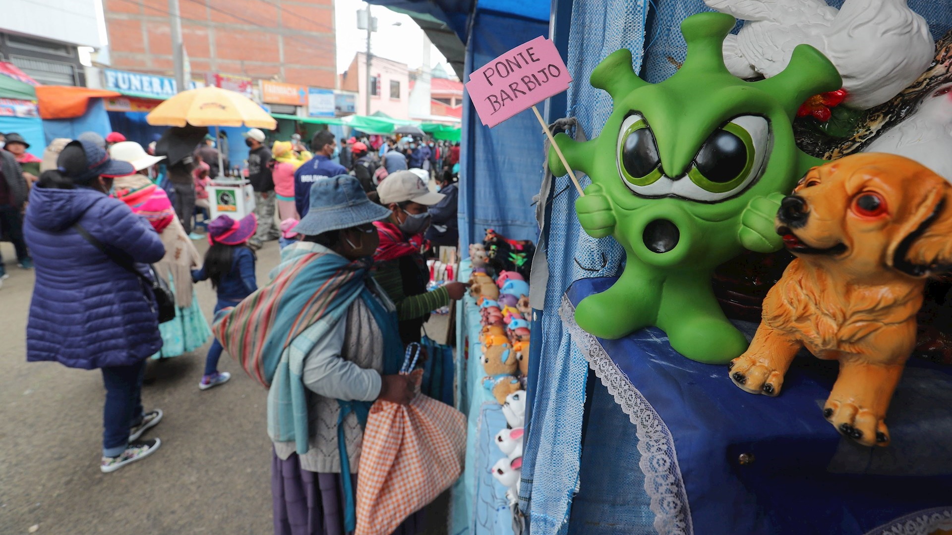 Bolivianos celebran tradicional feria de la abundancia pese a pandemia
