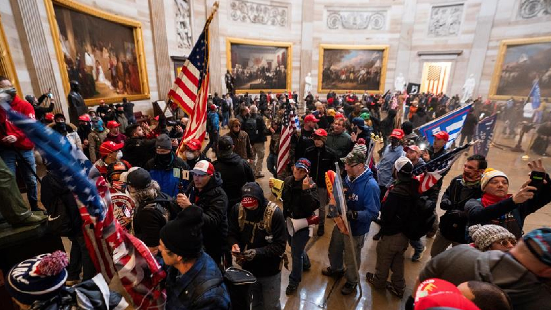 Informe de FBI alertó de una "guerra" en Capitolio un día antes del asalto - crece-exigencia-para-destituir-a-trump-por-disturbios-en-capitolio-foto-efe