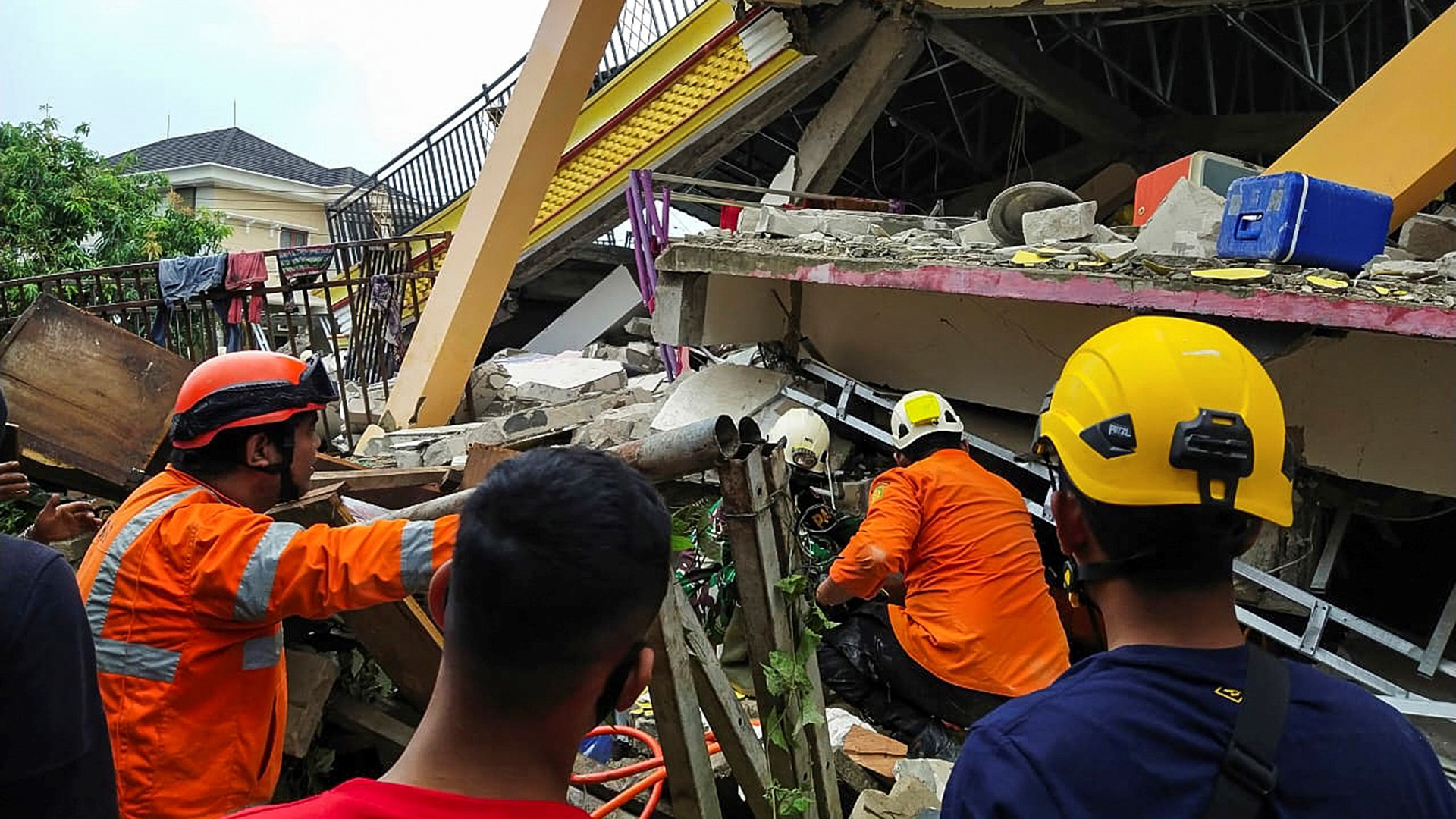 Sismo magnitud 6.2 en Indonesia deja 34 muertos y más de 600 heridos - danos-por-sismo-magnitud-62-en-indonesia