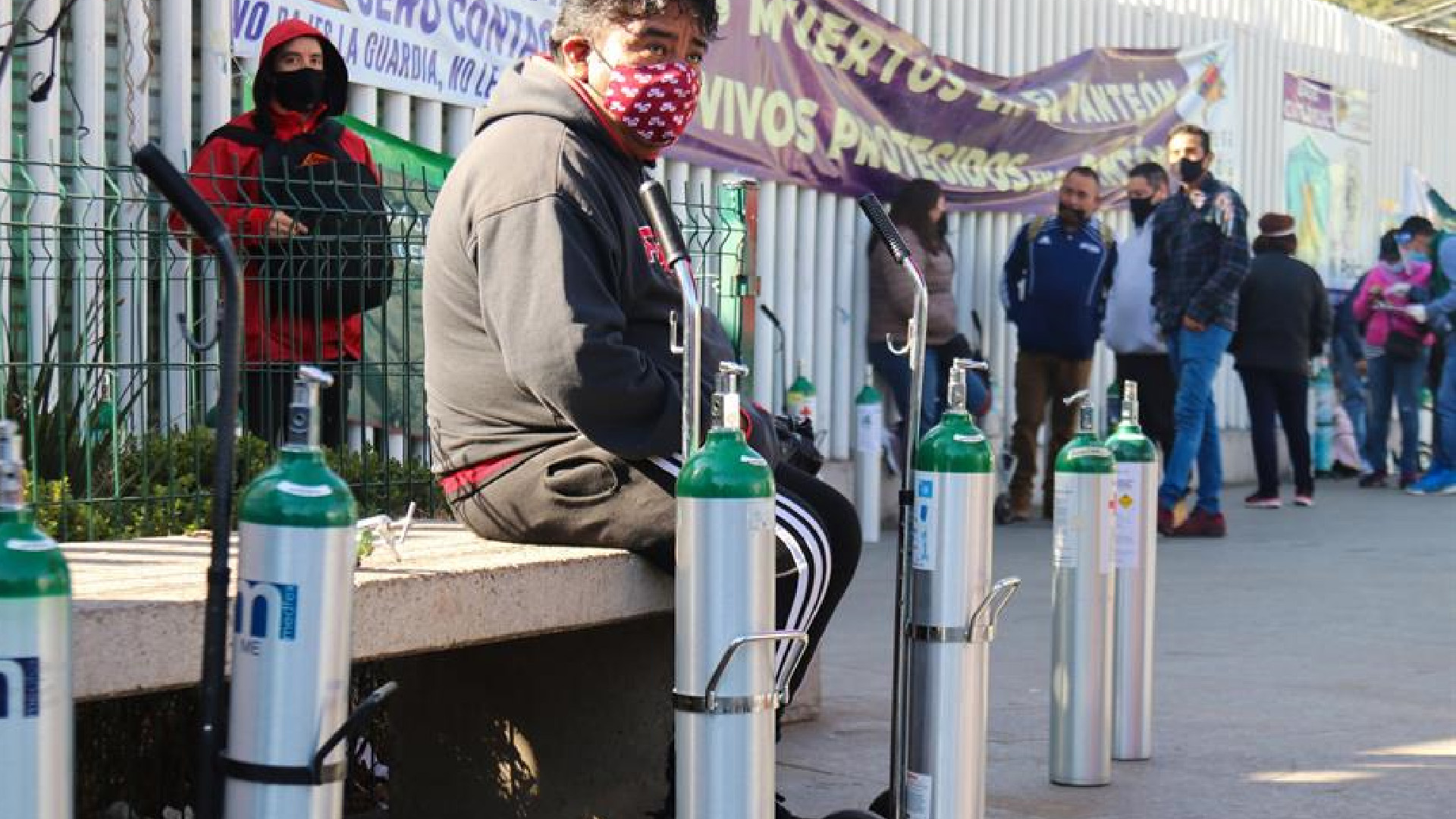 Saturan puntos de recarga de oxígeno gratis en la Ciudad de México - decenas-de-personas-acuden-a-los-puntos-de-oxigeno-gratis-de-ciudad-de-mexico-foto-efe