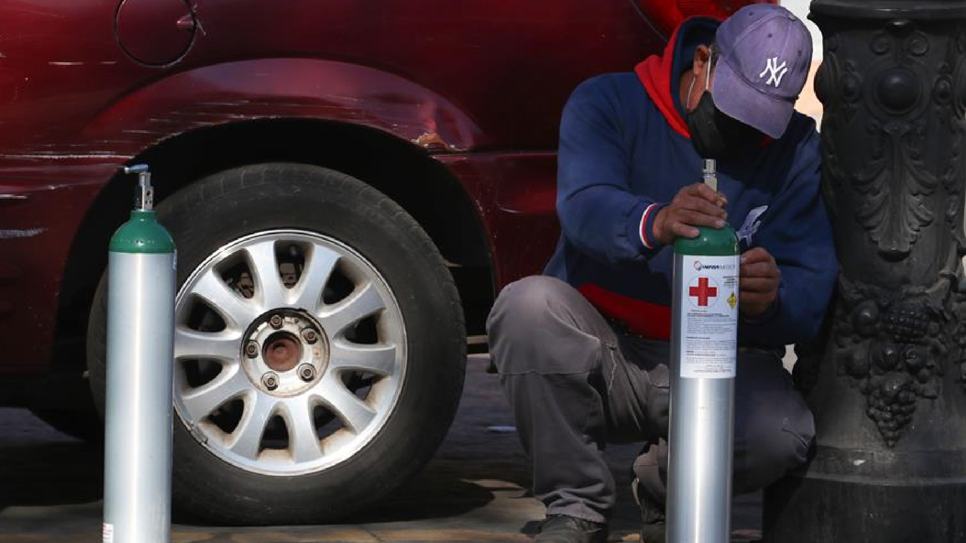 Saturan puntos de recarga de oxígeno gratis en la Ciudad de México - decenas-de-personas-acuden-a-los-puntos-de-oxigeno-gratis-de-ciudad-de-mexico