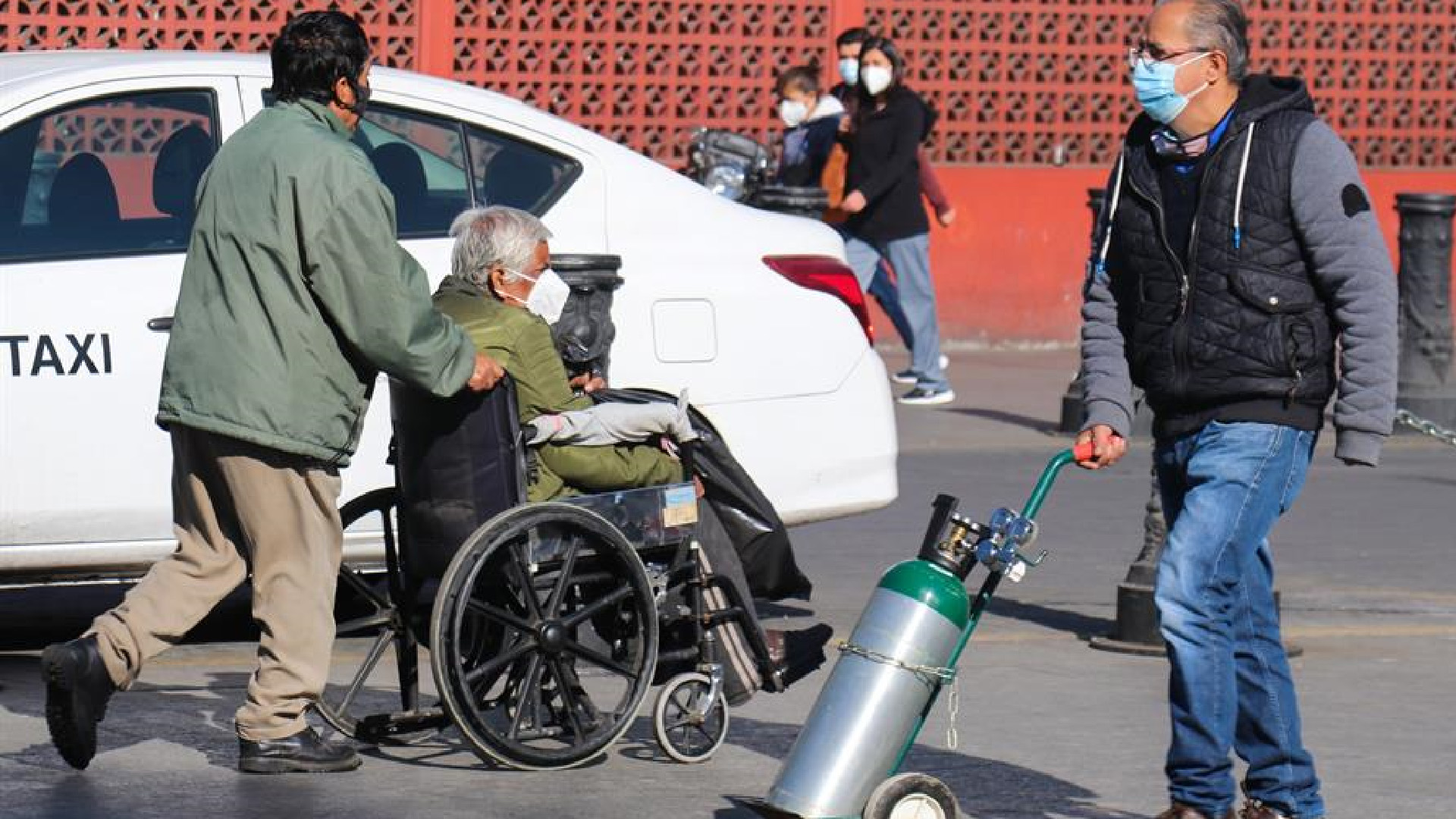 Saturan puntos de recarga de oxígeno gratis en la Ciudad de México