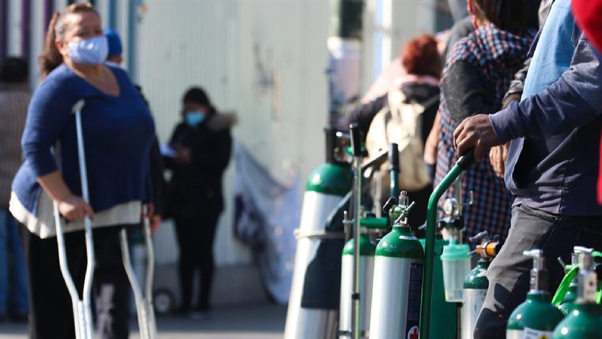 Saturan puntos de recarga de oxígeno gratis en la Ciudad de México - decenas-de-personas-se-aglomeran-en-puntos-de-oxigeno-gratis-instalados-por-gobierno-de-la-ciudad-de-mexico