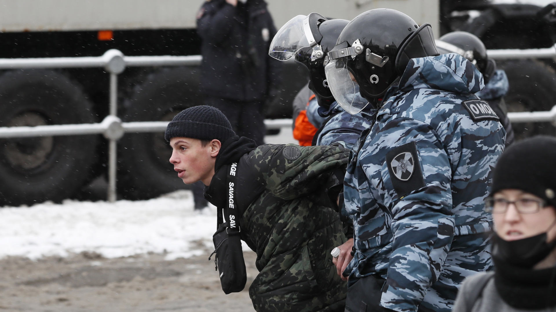 Suman mil 500 detenidos en protestas en Rusia a favor de Navalni - detencion-de-manifestante-a-favor-de-navalni-en-rusia