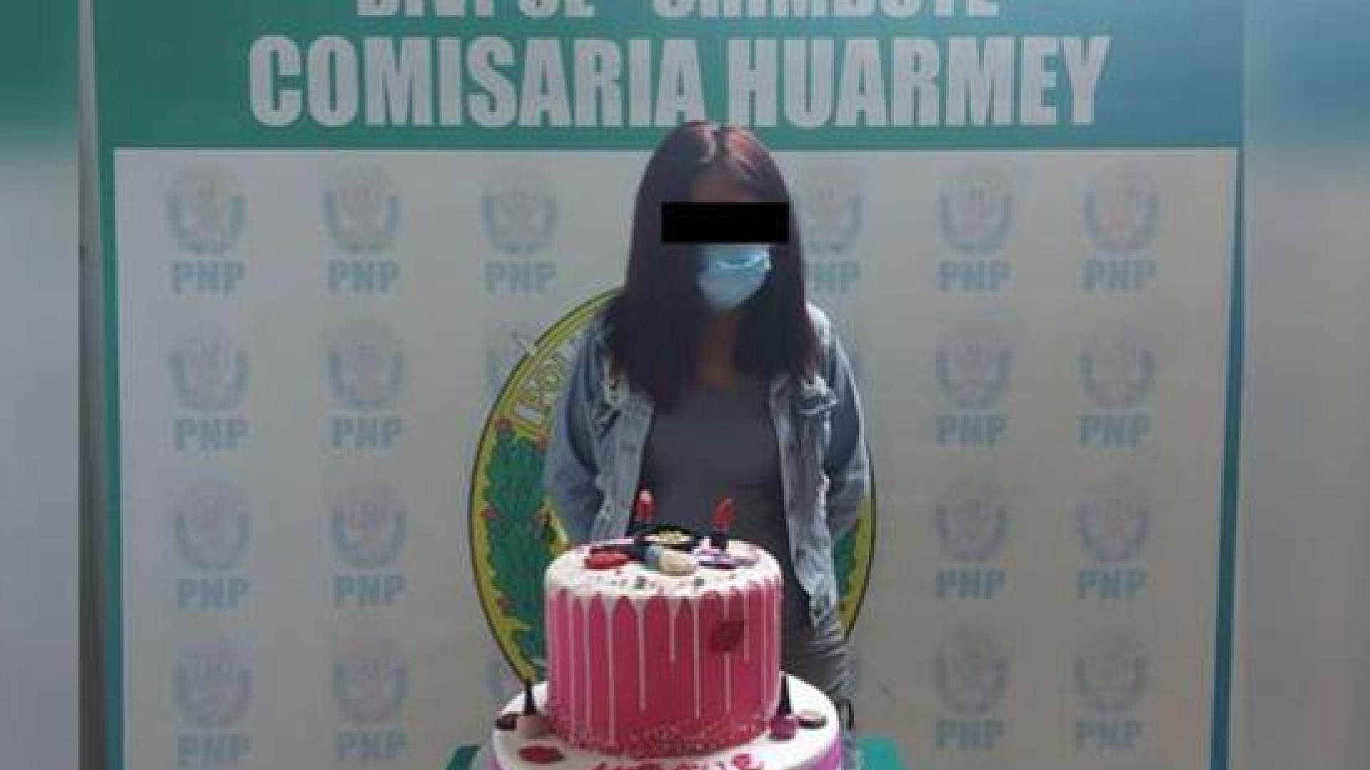 Detienen a joven peruana por festejar cumpleaños; la obligan a posar con su pastel
