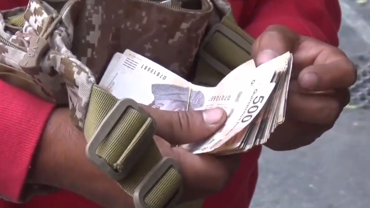 #Video Policía capitalino devuelve 30 mil pesos olvidados en un baño