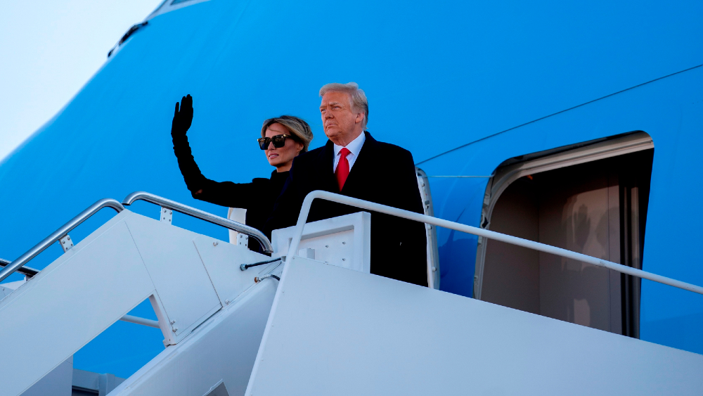Trump aterriza en Florida poco antes de la juramentación de Joe Biden