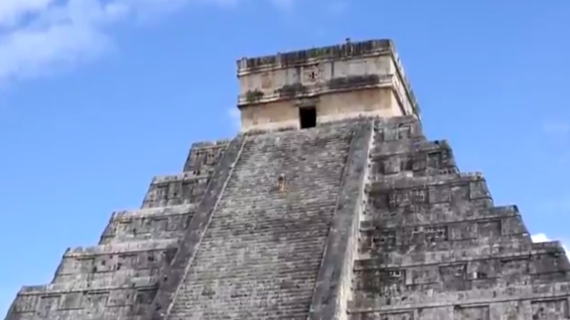 #Video Mujer viola restricciones en pirámide de Kukulkán; terminó detenida por la Policía Municipal