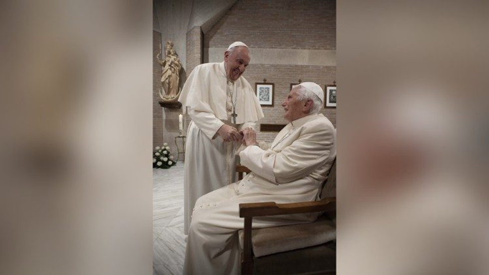Vacunan contra COVID-19 al papa Francisco y Benedicto XVI