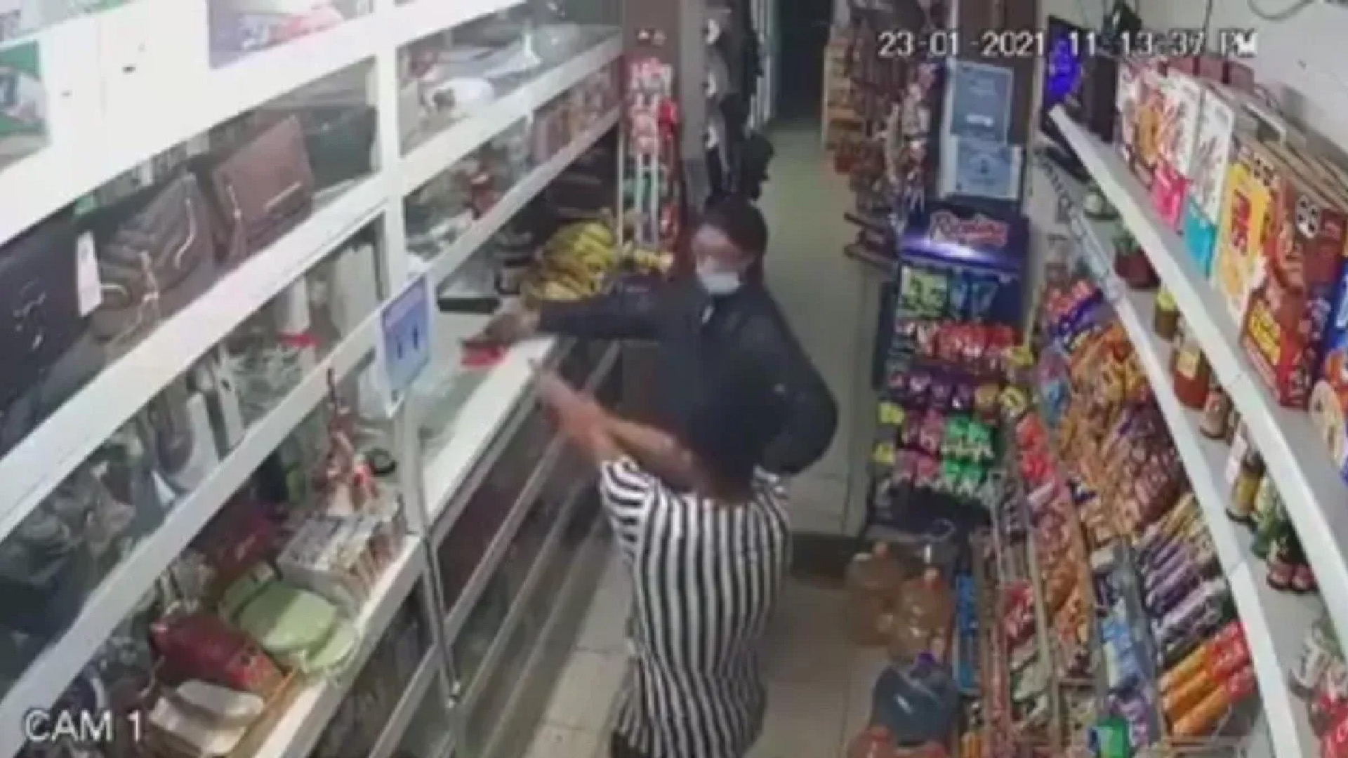 #Video Empleado de tienda evita asalto en León con gas pimienta