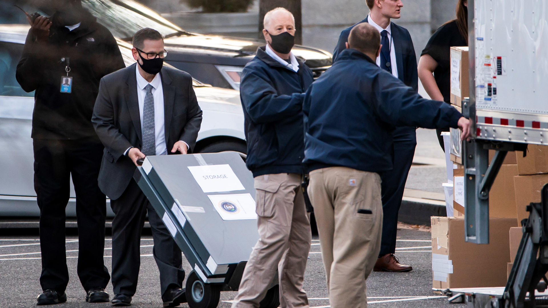 La imagen de un camión de mudanzas ante la Casa Blanca se hace viral en redes - empleados-suben-pertenencias-de-donald-trump-a-camion-de-mudanzas