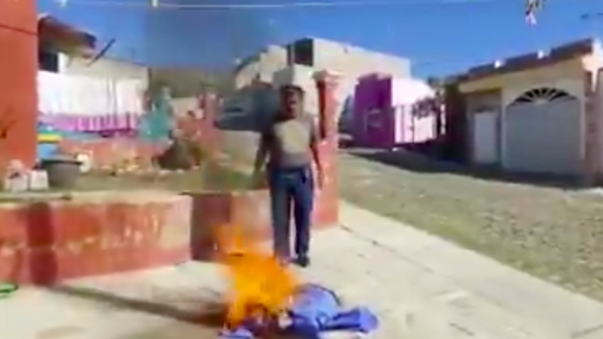 #Video Enfermero quema su uniforme tras denunciar influyentismo en aplicación de la vacuna contra el COVID-19 en el ISSSTE de Tepic