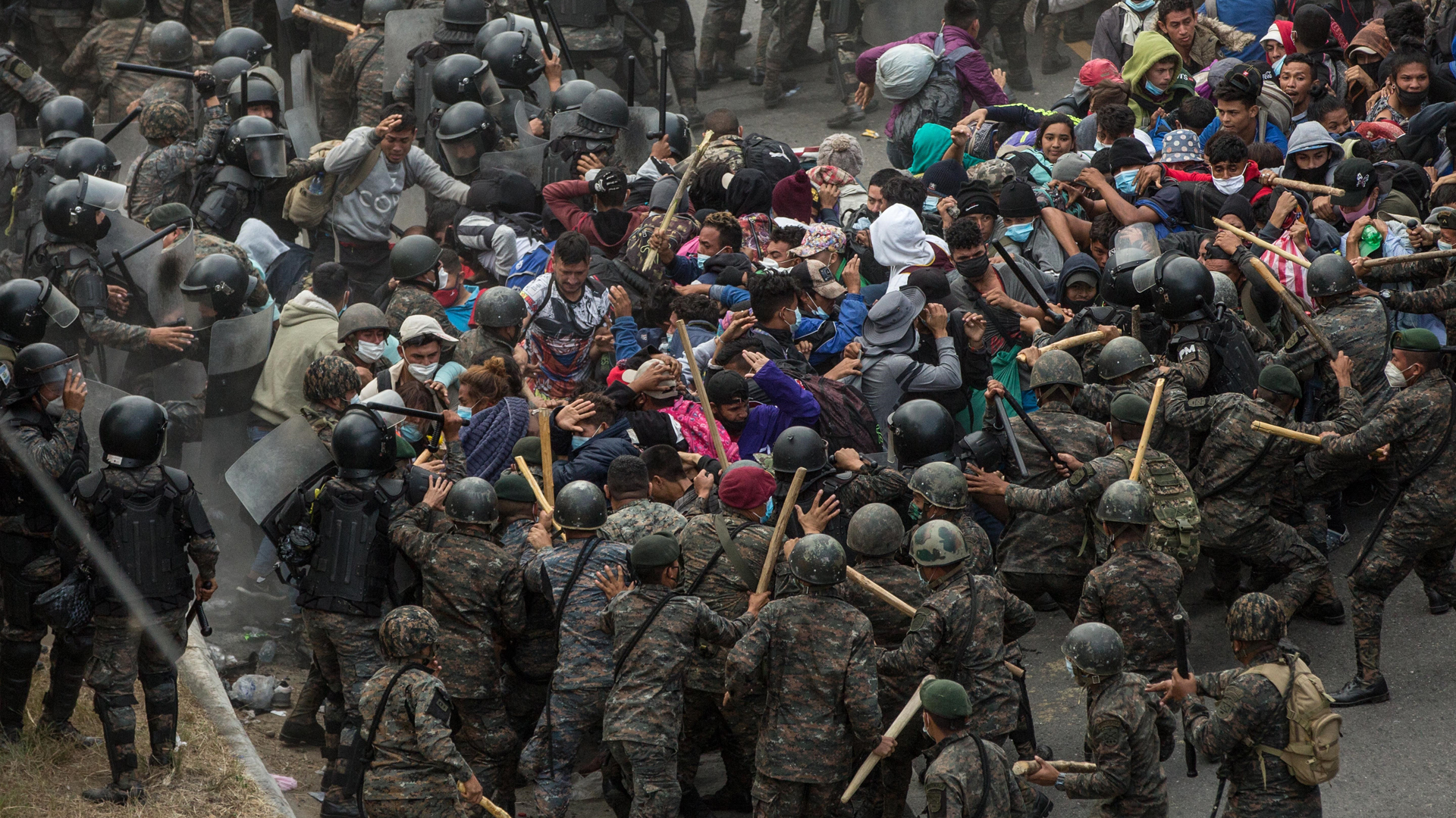 Autoridades de Guatemala frenan con violencia caravana migrante hondureña - enfrentamiento-entre-policias-de-guatemala-y-migrantes-hondurenos-que-buscan-avanzar-hacia-eeuu