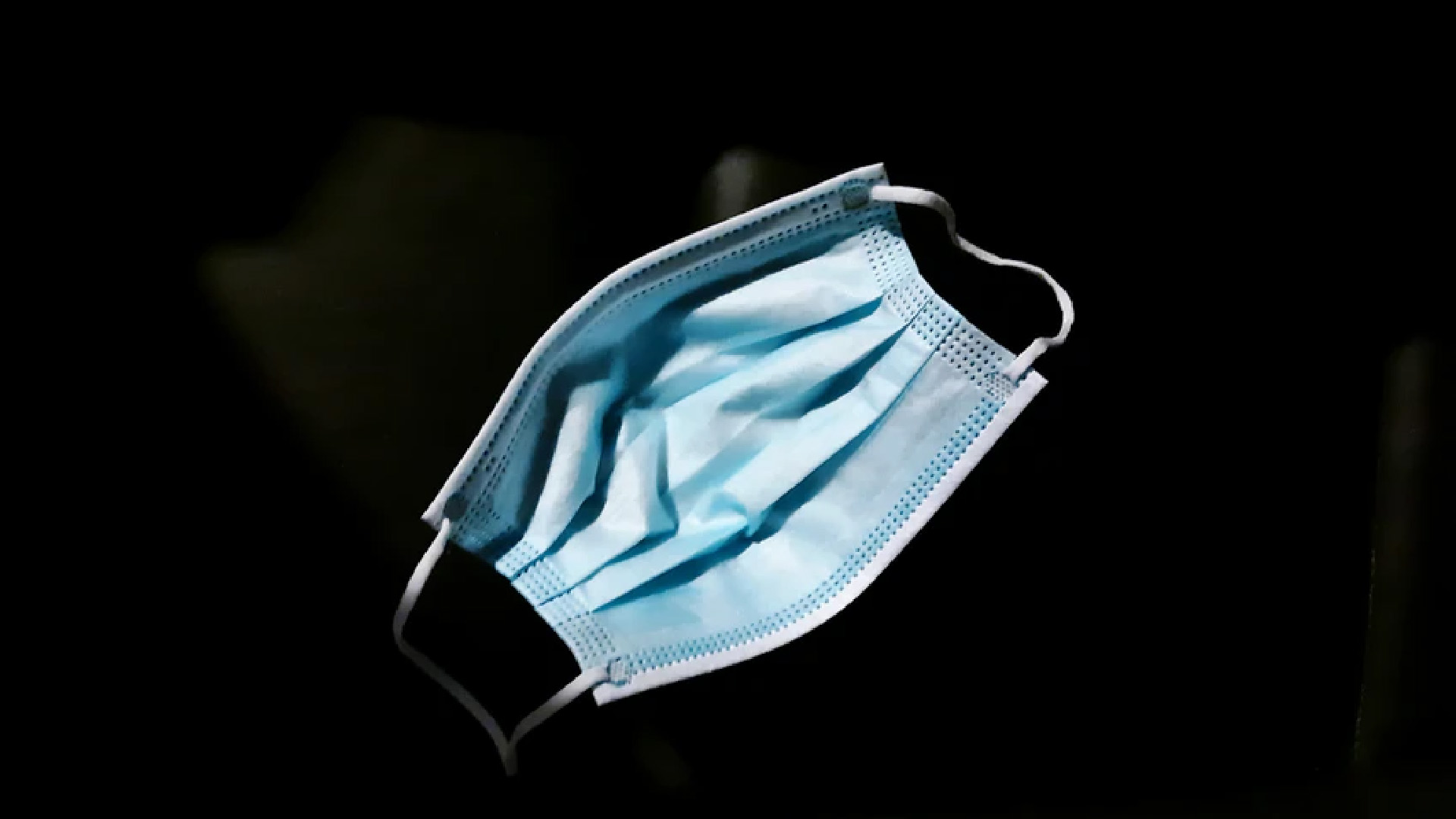 Expertos recomiendan usar doble cubrebocas ante nuevas variantes de COVID-19