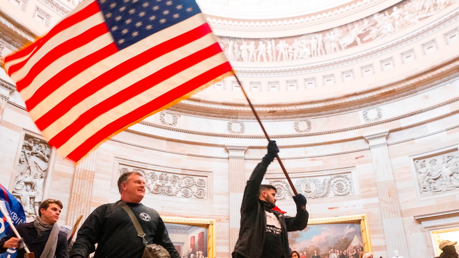 Suman cuatro muertos tras asalto al Capitolio de EE.UU.