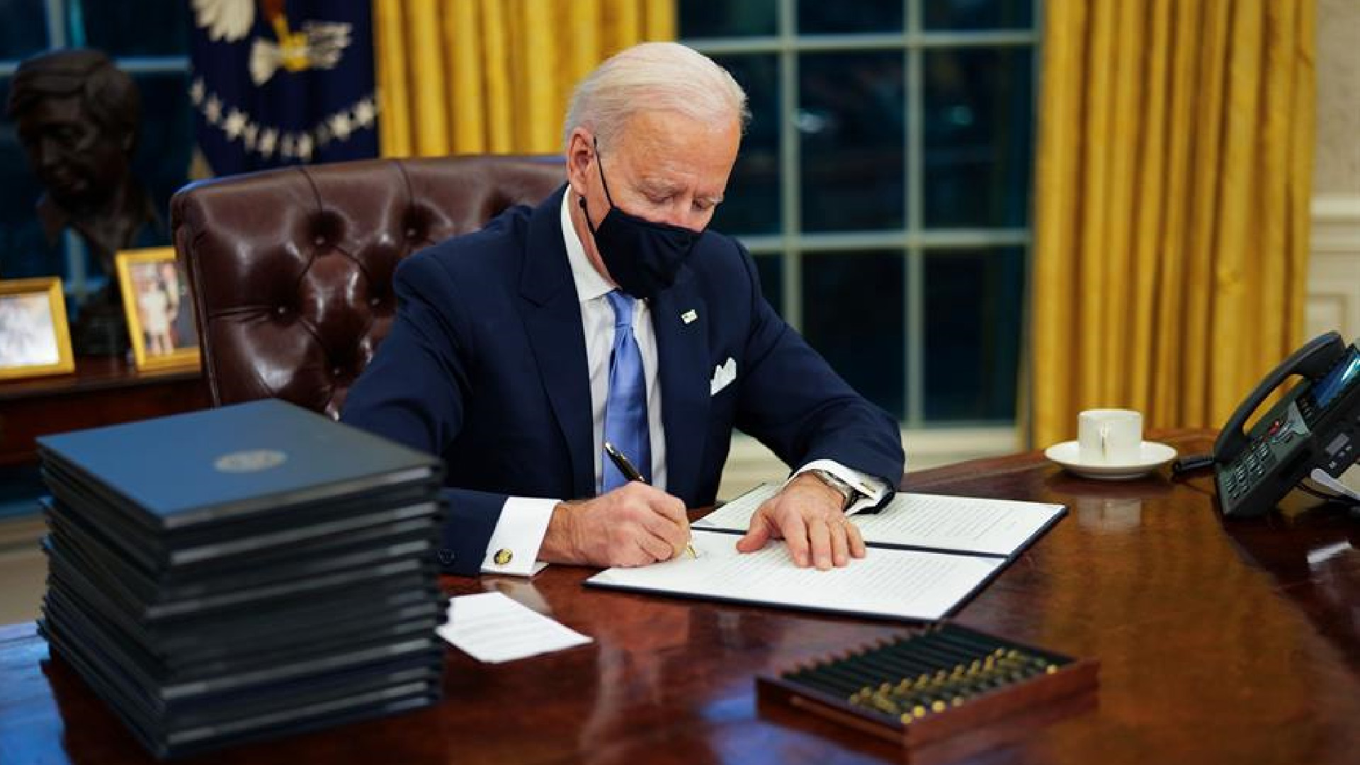 Estados Unidos pasa página con Joe Biden, quien en horas deshace legado de Trump