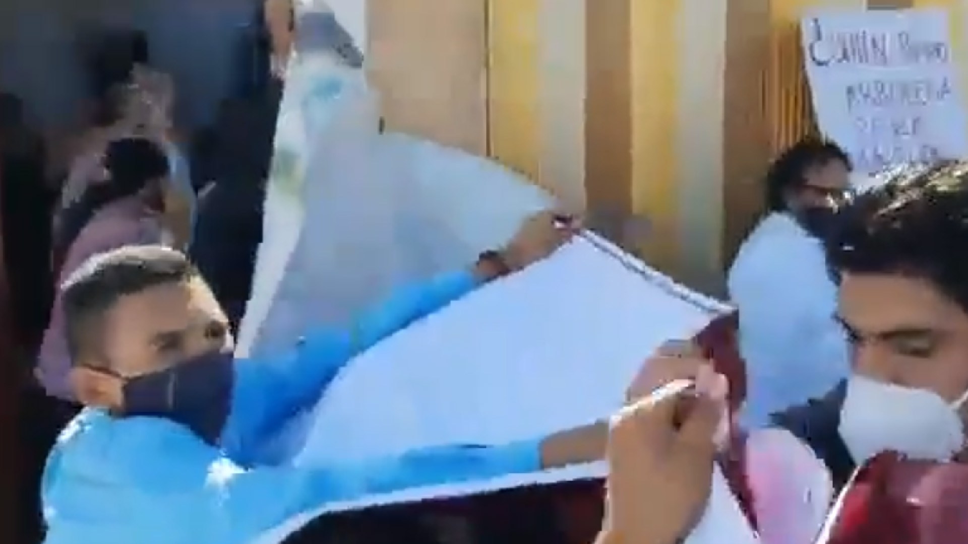 #Video Lanzan ‘huevazos’ a Mario Delgado e Indira Vizcaíno en Comité Ejecutivo Estatal de Colima