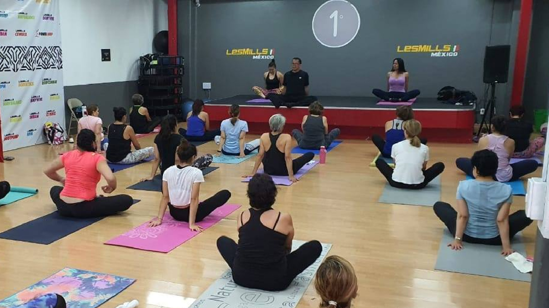 Gimnasios usarán parques y banquetas para reapertura