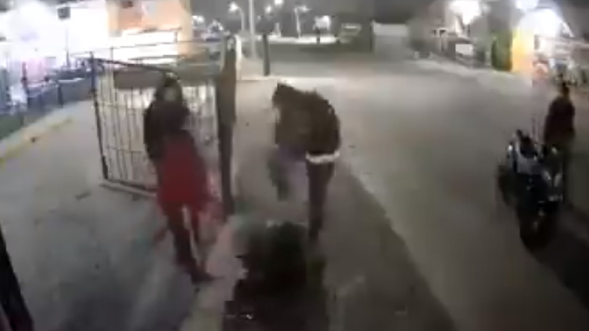 #Video Propinan golpiza a sujeto armado que amenazó a familia en Coacalco