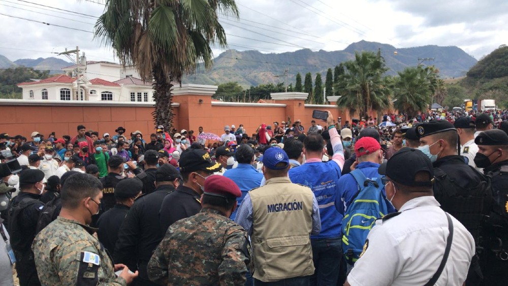 Caravana migrante continúa detenida en carretera al este de Guatemala