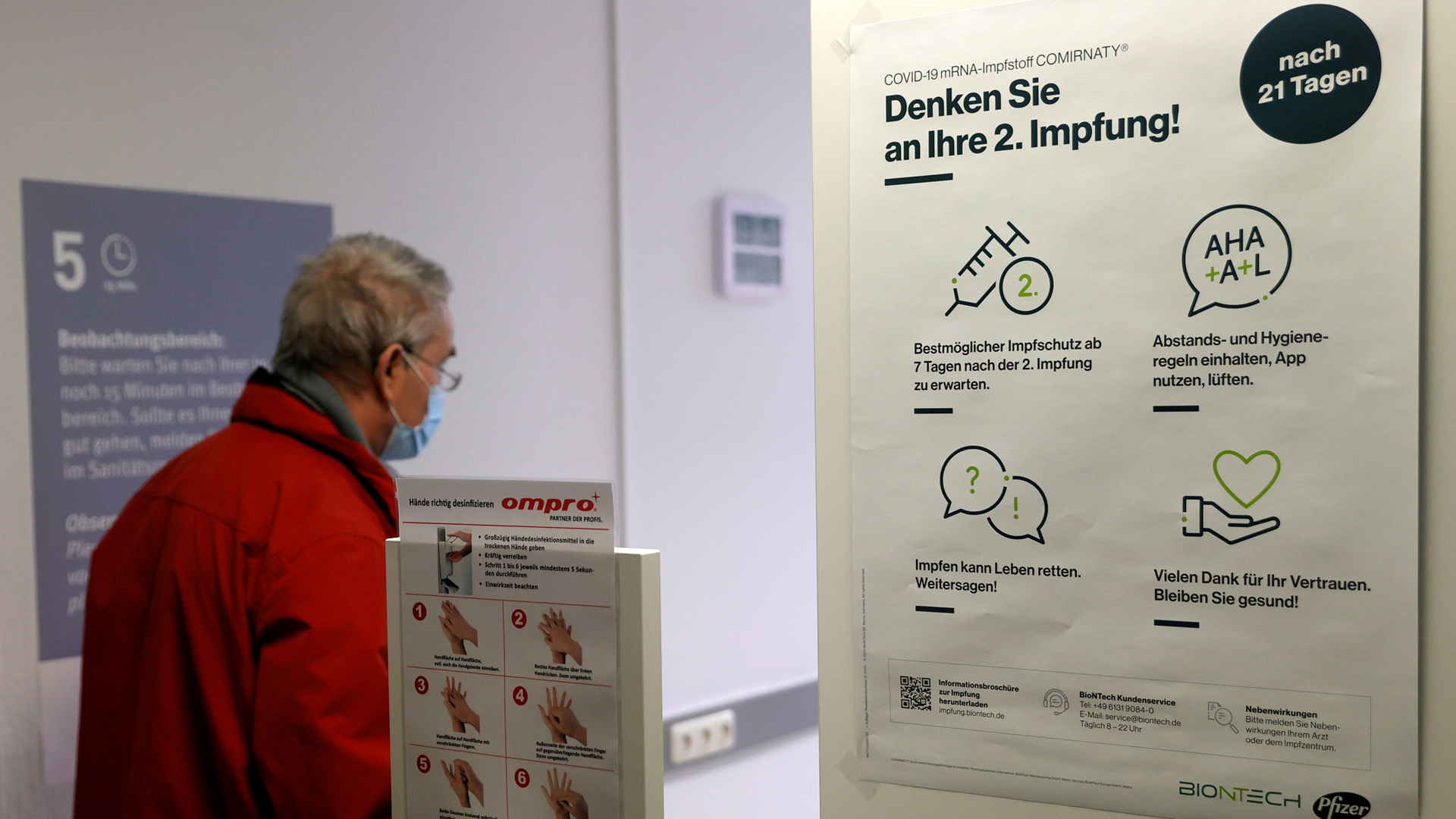 Investigan en Alemania posible nueva variante de COVID-19 - hombre-acude-a-vacunarse-contra-covid-19-en-alemania