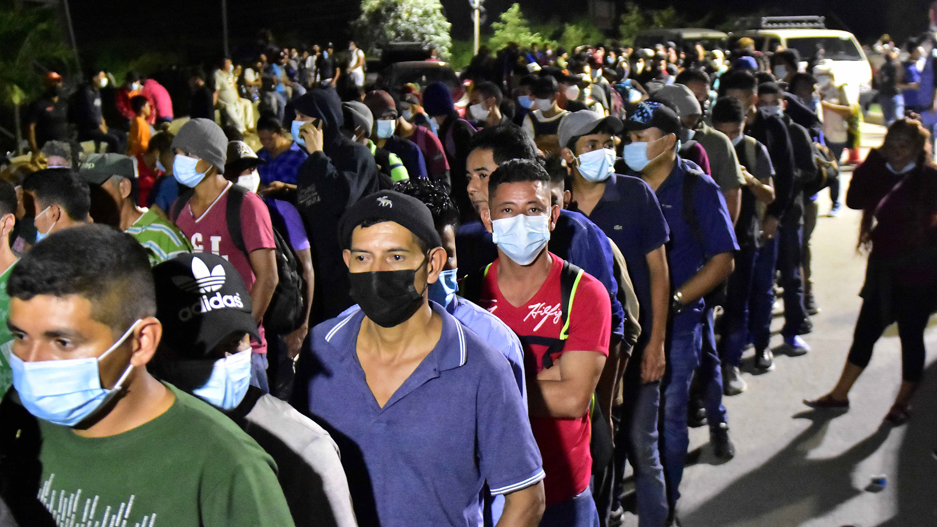 Parten migrantes hondureños en caravana hacia EE.UU.