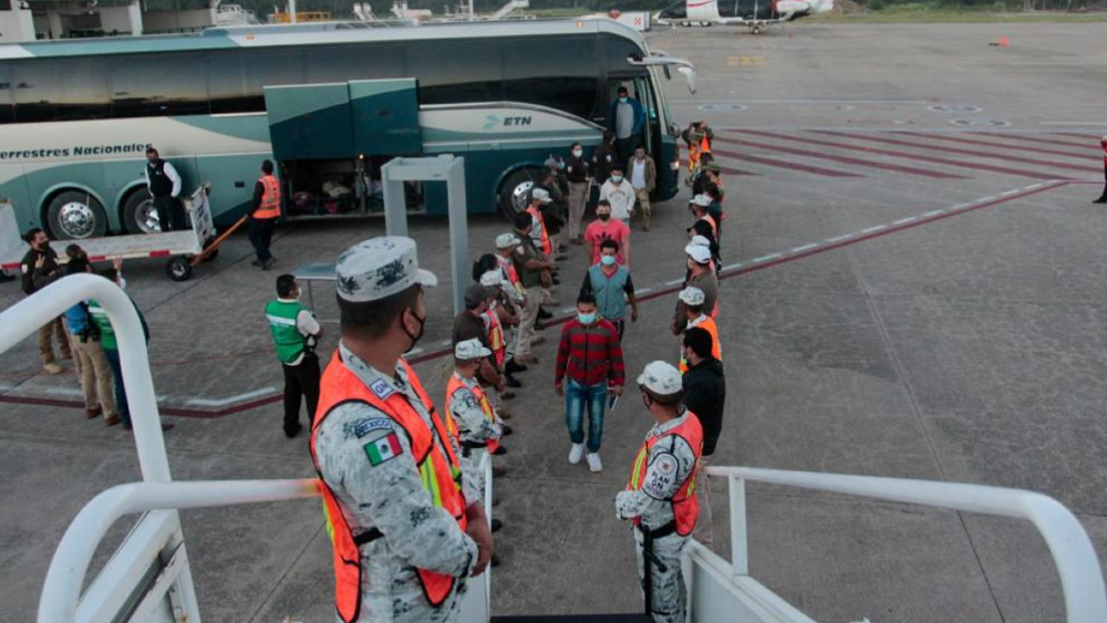 México deporta a 136 hondureños en medio del avance de caravanas migrantes