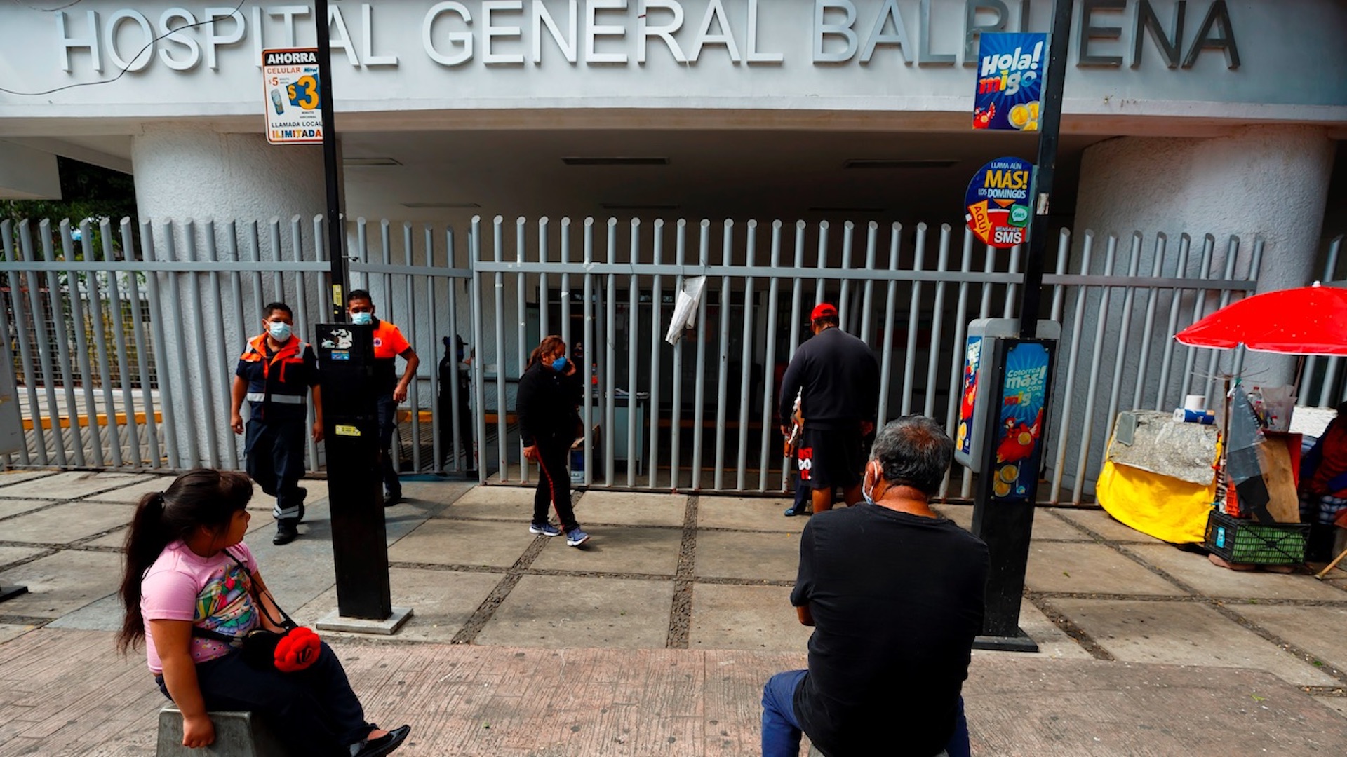 Familiares de pacientes ingresados reciben el 2022 afuera de hospitales Familiares de pacientes ingresados reciben el 2022 afuera de hospitales