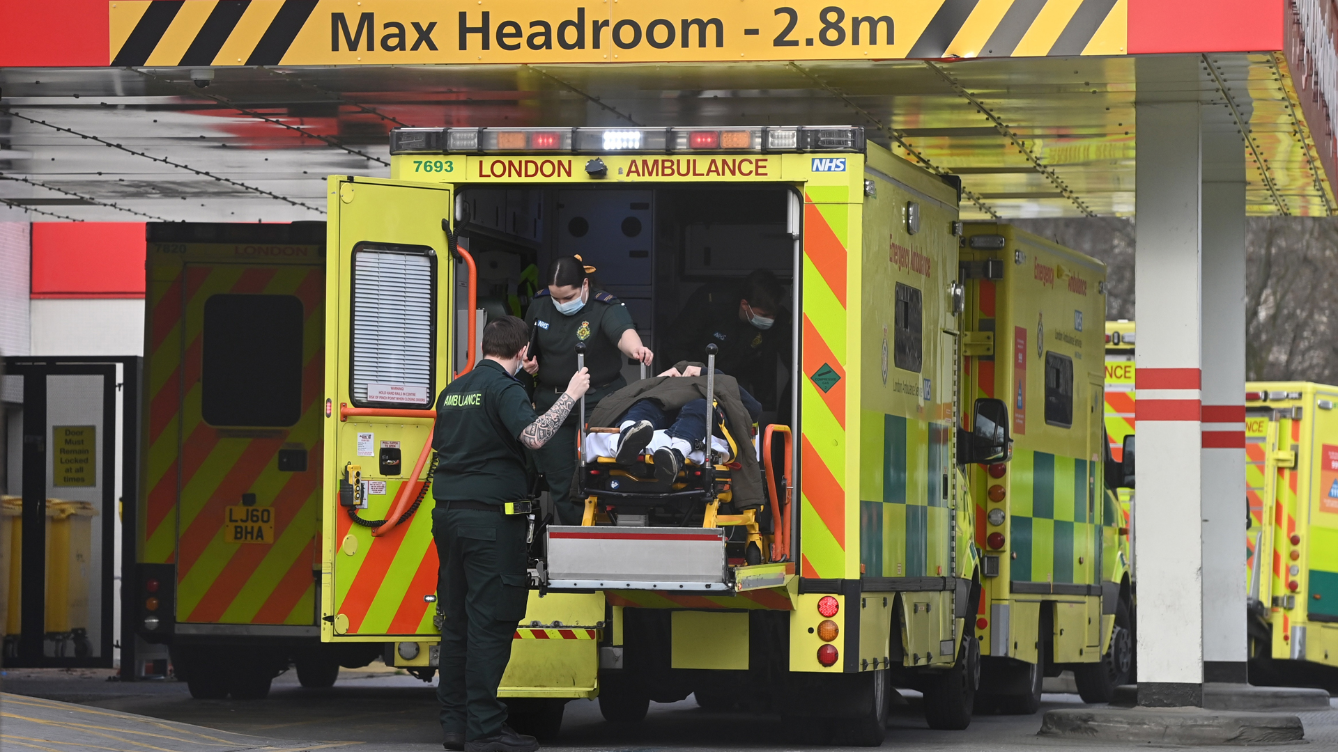 Nueva cepa eleva tasa de reproducción del COVID-19 en Reino Unido, según estudio