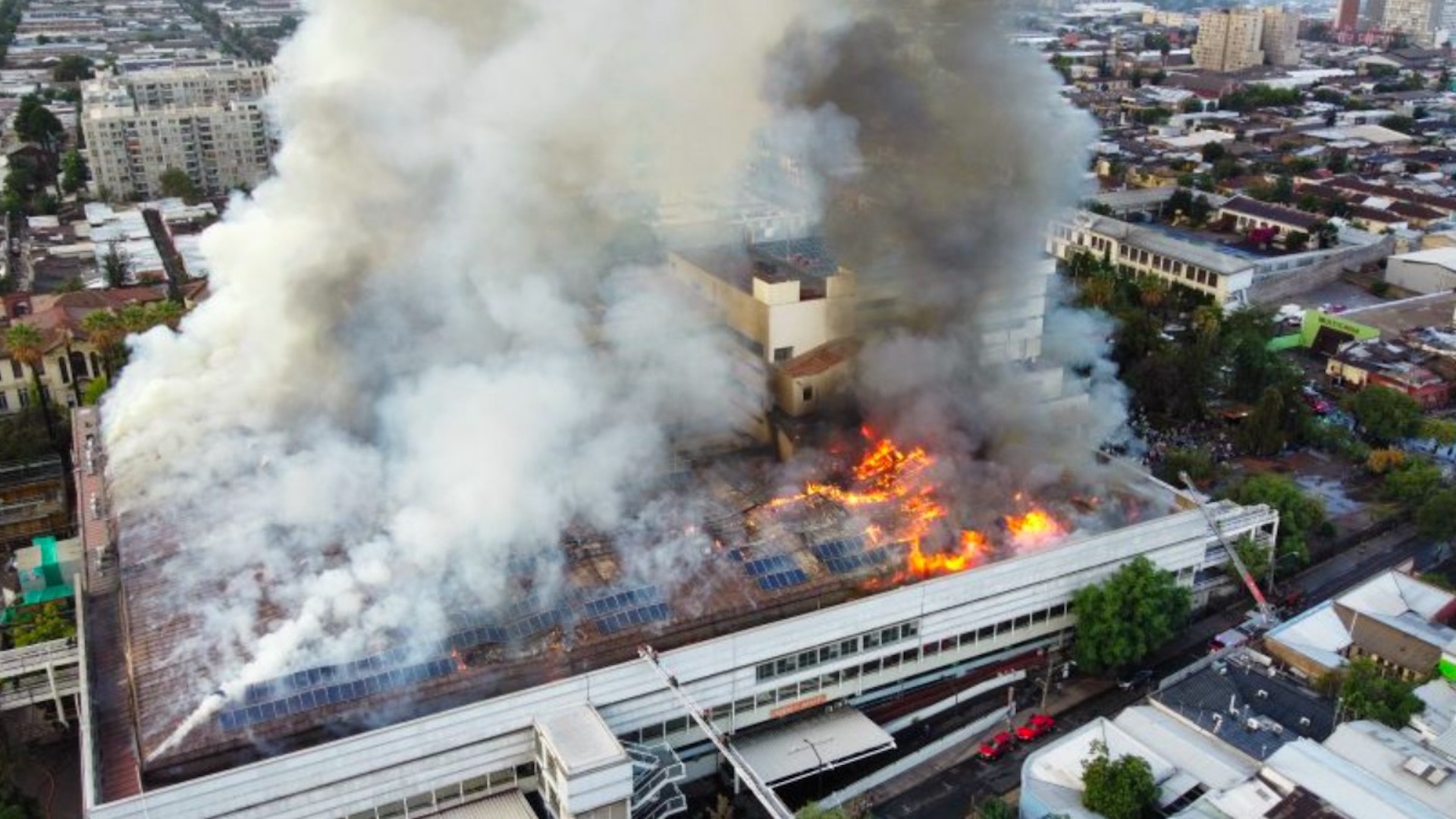 #Video Fuerte incendio en hospital de Chile obliga a evacuar a pacientes COVID-19 intubados