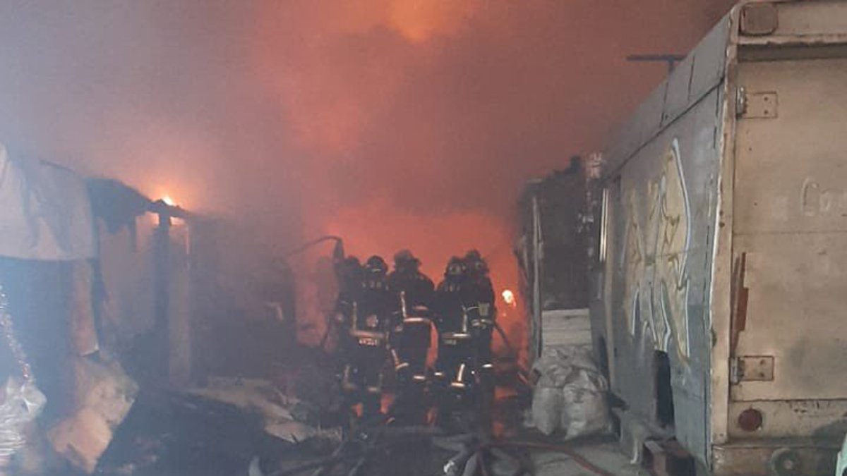 Incendio en la colonia Tacuba consume 20 casas de cartón