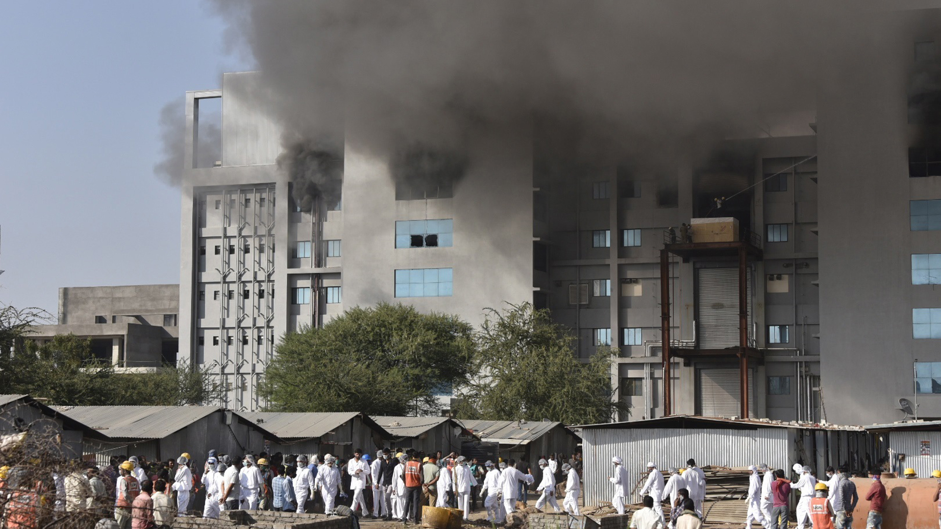 #Video Incendio consume en India mayor fábrica de vacunas del mundo; hay 5 muertos