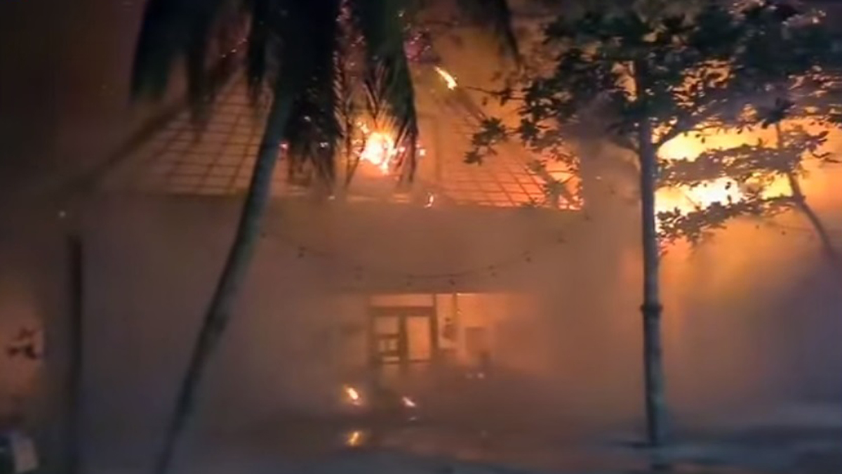 #Video Incendio consume plaza comercial de Tulum #Video Incendio consume plaza comercial de Tulum
