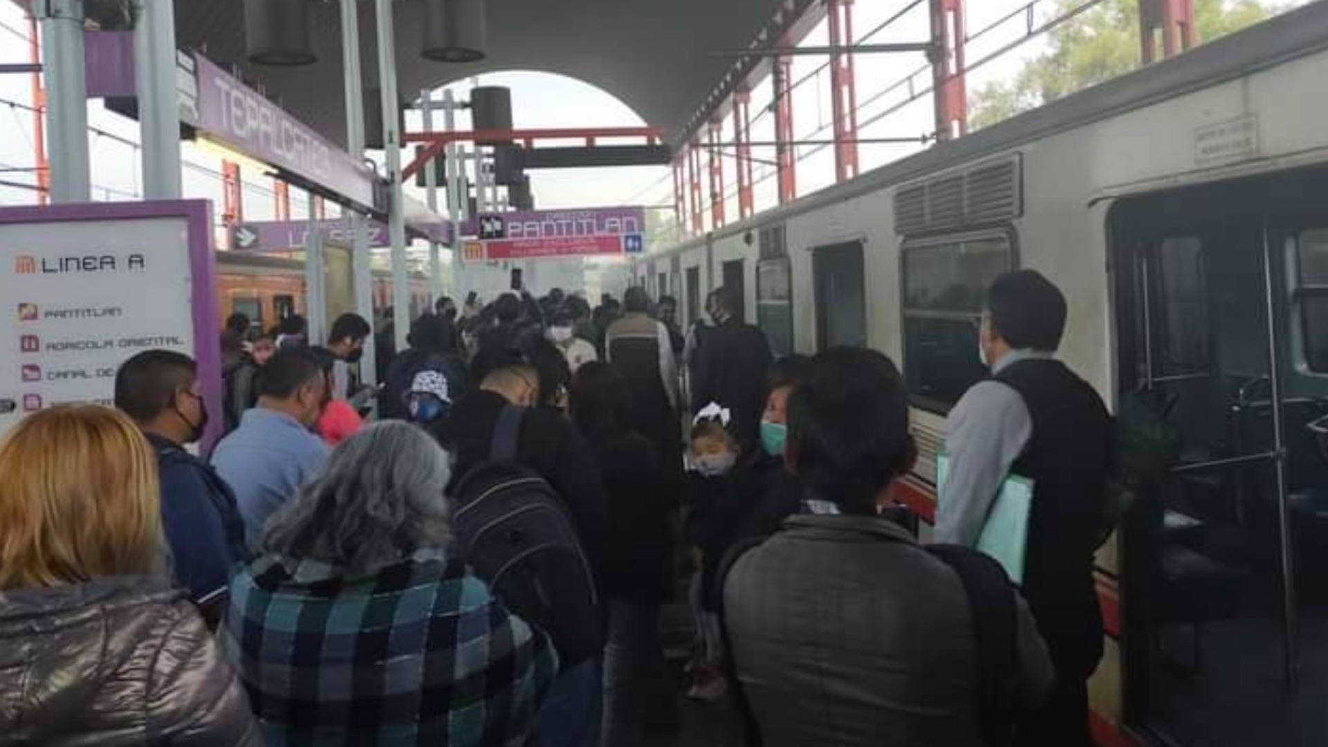 #Video Incendio en vagón del Metro en estación Tepalcates provoca desalojo de usuarios