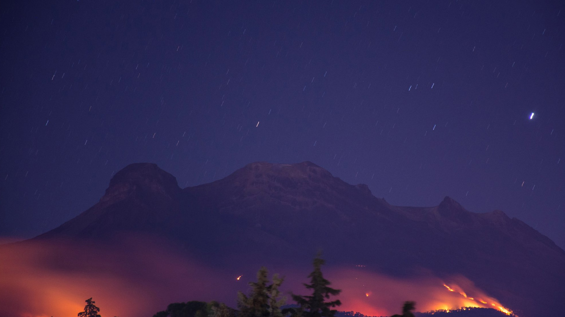 #Fotos Incendio afecta faldas del volcán Iztaccíhuatl, reporta gobierno de Amecameca
