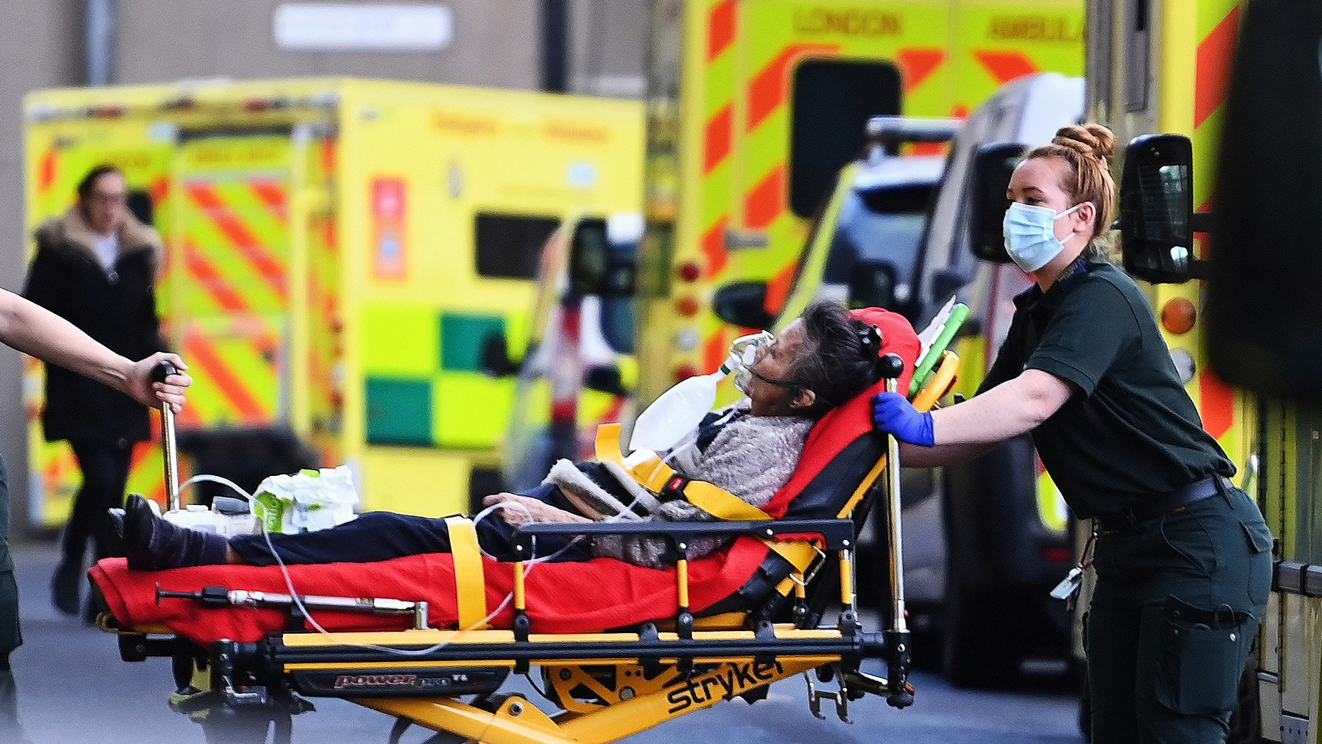 Reino Unido registra mil 295 nuevas muertes por coronavirus; prepara restricciones de viajes por nuevas variantes del COVID-19