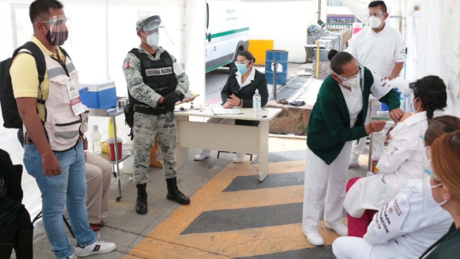 Inicia vacunación en todo el país a personal médico que atiende pandemia en primera línea, informa IMSS