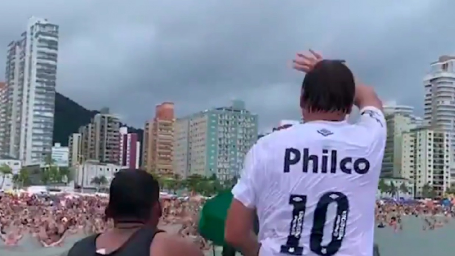 #Video Califican como irresponsable a Bolsonaro por aparecer en playa