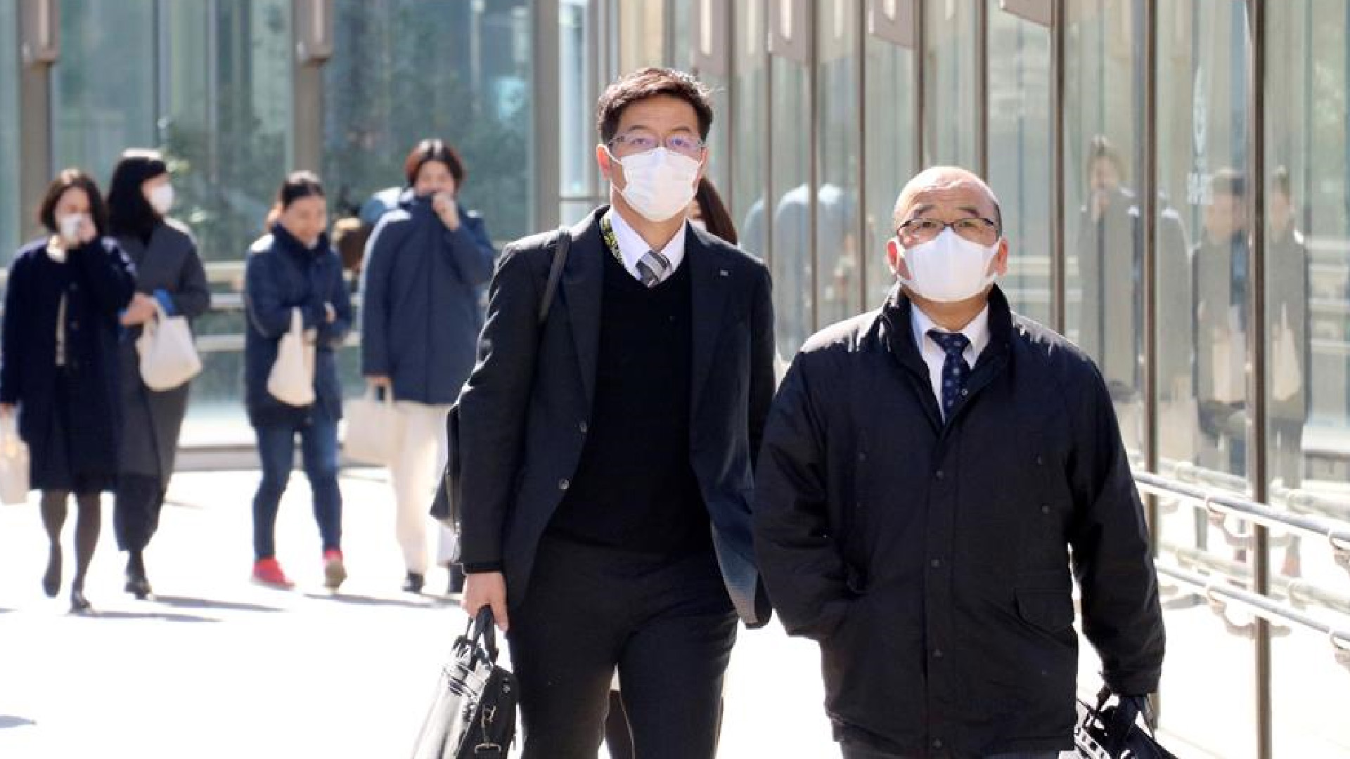 Japón endurece medidas para viajeros y exige pruebas PCR negativas contra COVID-19