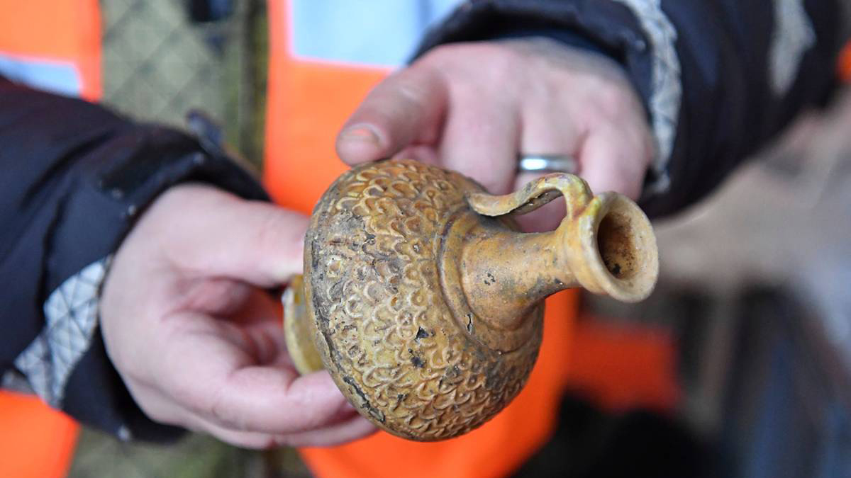 Descubren en Francia la tumba de un niño de hace 2 mil años - jarrones-en-tumba-de-nino-de-hace-2-mil-anos